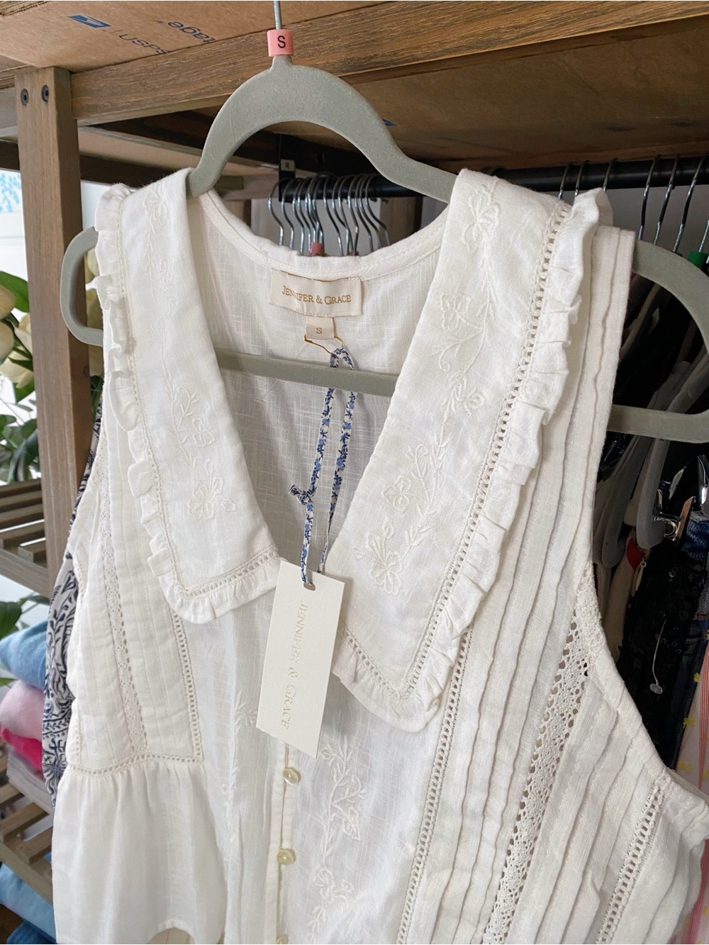JENNIFER & GRACE Off-White Ruffle Collar Embroidered Cotton Sleeveless Top! 🐚 - Picture 5 of 12